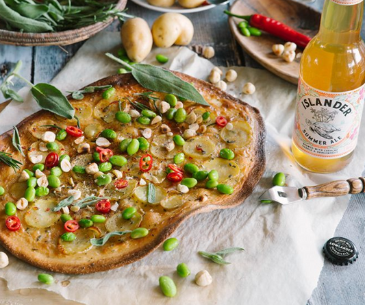 PIZZA BIANCA VAN BIERDEEG MET GROENE KRUIDEN